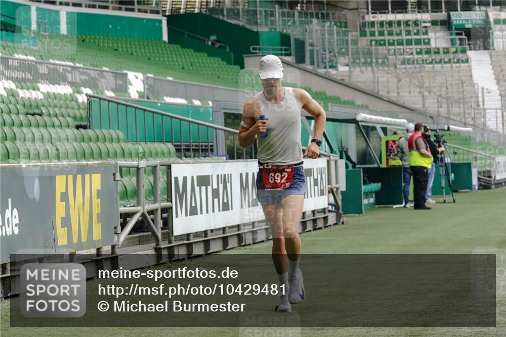 13.09.2026 - 21. swb-Marathon Bremen Michael Burmester http://msf.ph/oto/10429481 13.09.2026 12:10:09 Laufen im Stadion 692, 1046, 1671, 2054, 176, 1091, 1681 meine-sportfotos.de