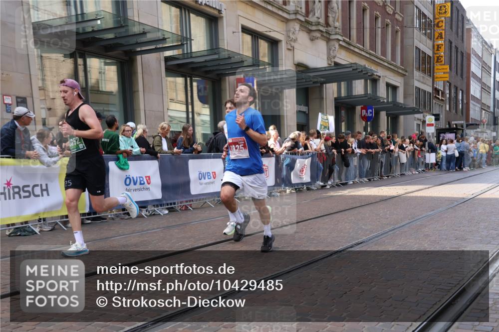 13.09.2026 - 21. swb-Marathon Bremen Strokosch-Dieckow http://msf.ph/oto/10429485 13.09.2026 13:09:15 Ziel 195, 1034, 3197, 4473, 4782, 4895, 5111, 6652, 8759, 9241, 9789, 9866, 1241, 1925, 2287, 2291, 2909, 4384, 4895, 4898, 5383, 5636, 5696, 7262, 8120, 8830, 9866, 9904, 9911, 10044 meine-sportfotos.de