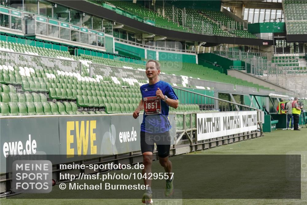 13.09.2026 - 21. swb-Marathon Bremen Michael Burmester http://msf.ph/oto/10429557 13.09.2026 12:11:09 Laufen im Stadion 614, 1046, 1651, 1671, 2054, 1091 meine-sportfotos.de