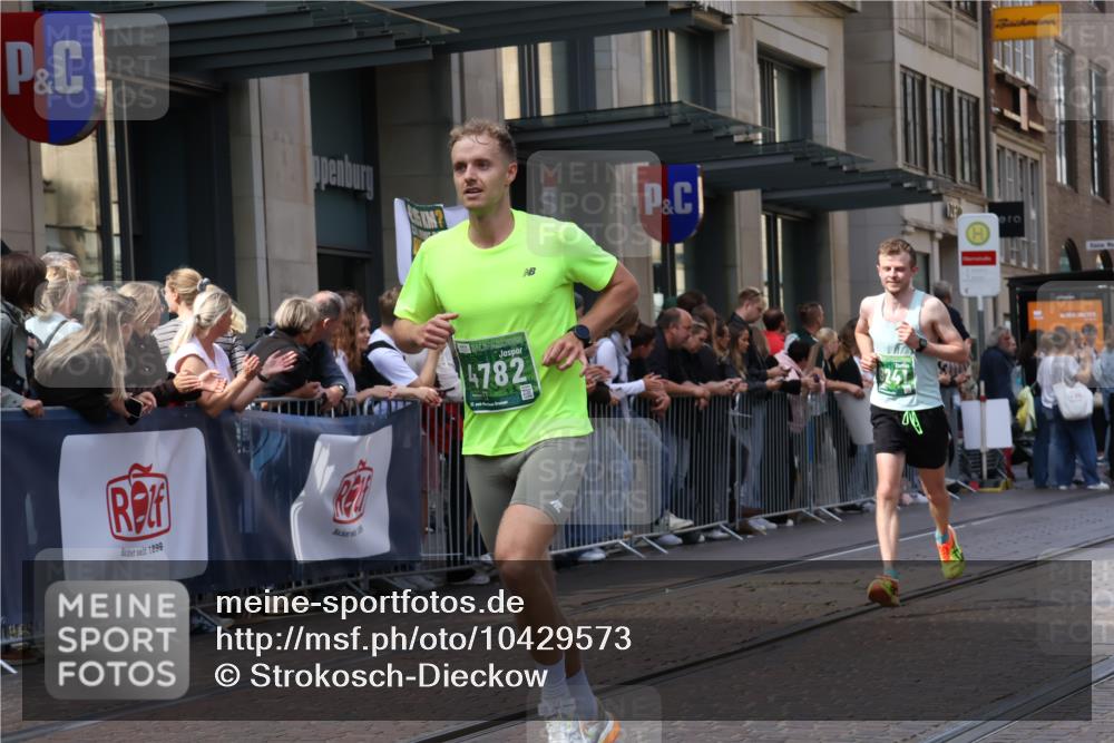 13.09.2026 - 21. swb-Marathon Bremen Strokosch-Dieckow http://msf.ph/oto/10429573 13.09.2026 13:09:27 Ziel 195, 567, 1723, 1975, 2750, 4473, 4782, 8835, 9241, 9277, 9804, 1034, 1241, 2291, 2909, 3197, 4895, 4898, 5111, 5383, 6652, 8759, 8830, 9789, 9866, 9904, 10044 meine-sportfotos.de