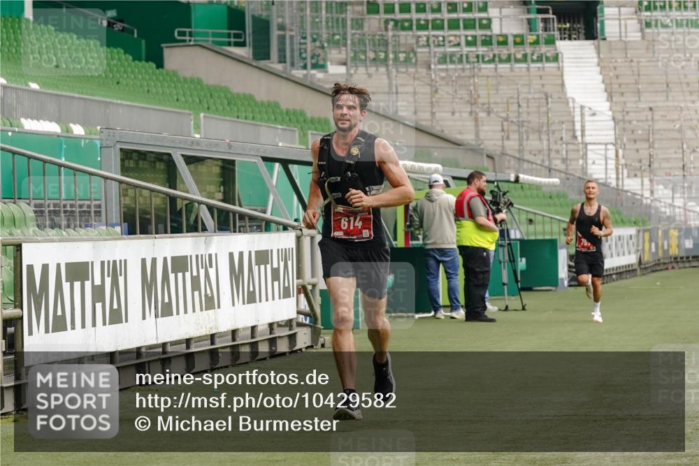 13.09.2026 - 21. swb-Marathon Bremen Michael Burmester http://msf.ph/oto/10429582 13.09.2026 12:11:14 Laufen im Stadion 614, 1046, 1651, 1671, 2054, 1091 meine-sportfotos.de