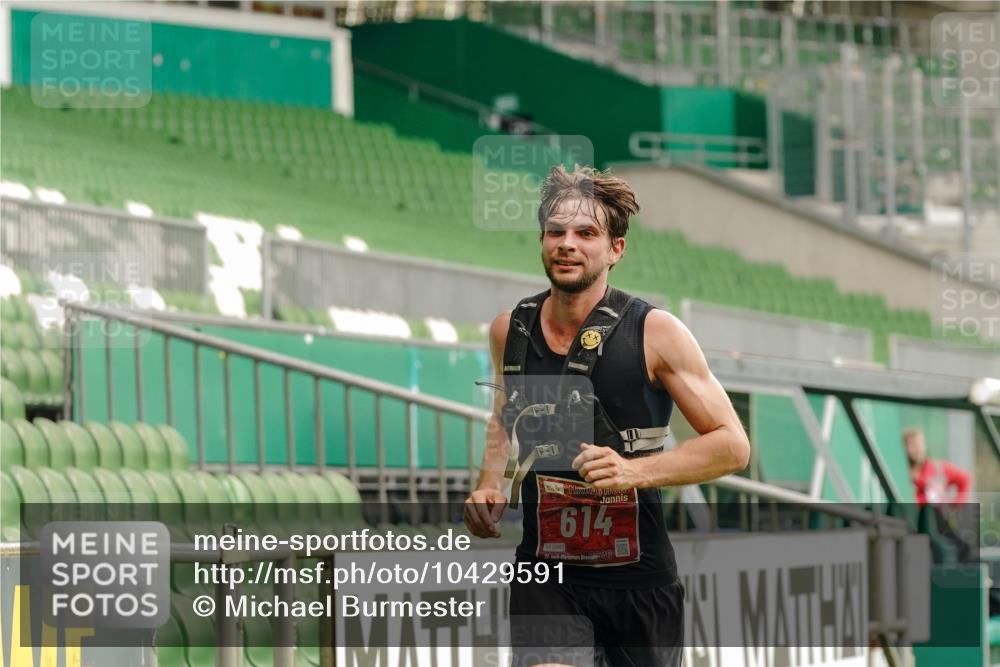 13.09.2026 - 21. swb-Marathon Bremen Michael Burmester http://msf.ph/oto/10429591 13.09.2026 12:11:16 Laufen im Stadion 614, 1046, 1651, 1671, 2054, 1091 meine-sportfotos.de