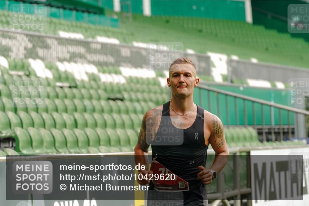 13.09.2026 - 21. swb-Marathon Bremen Michael Burmester http://msf.ph/oto/10429620 13.09.2026 12:11:24 Laufen im Stadion 614, 1046, 1651, 1671, 2054 meine-sportfotos.de