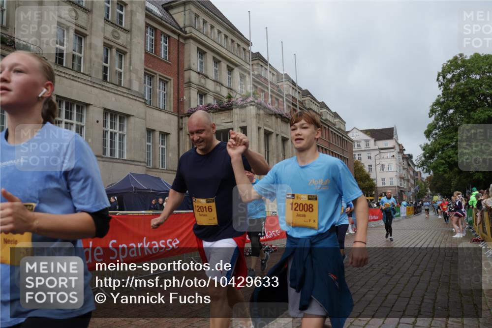 13.09.2026 - Kiel Lauf Yannick Fuchs http://msf.ph/oto/10429633 13.09.2026 11:10:45 Ziel 586, 1334, 2175, 2176, 2177, 3716, 6409, 6670, 8491, 9916, 10090, 10101, 10380, 10550, 11600, 678, 1937, 2134, 2630, 3086, 3245, 6476, 9102, 9206, 9406, 10704, 11060, 11576, 12008, 12016, 12178, 12698, 1523, 2512, 2628, 5920, 6756, 6852, 7930, 8468, 8826, 10661, 11644, 585, 1937, 3086, 3227, 4063, 5371, 9102, 9168, 9254, 10154, 12008, 12016 meine-sportfotos.de