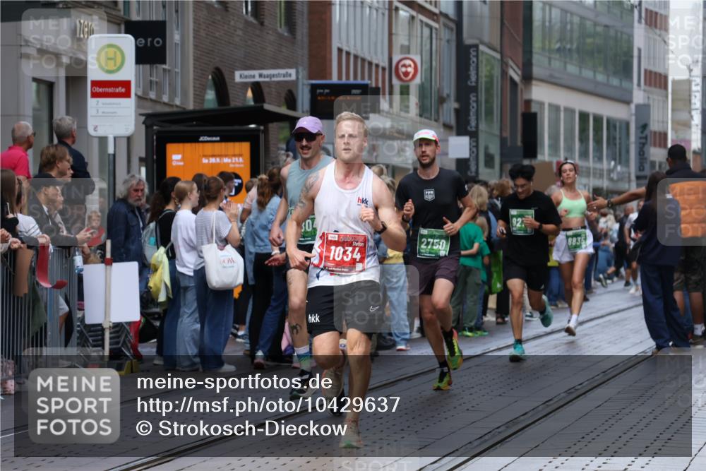 13.09.2026 - 21. swb-Marathon Bremen Strokosch-Dieckow http://msf.ph/oto/10429637 13.09.2026 13:09:32 Ziel 195, 538, 567, 1723, 1975, 2020, 2750, 4781, 4782, 5627, 8835, 9241, 9277, 9804, 1034, 1241, 3197, 4473, 4895, 5111, 6652, 8759, 9789, 9866, 9904 meine-sportfotos.de