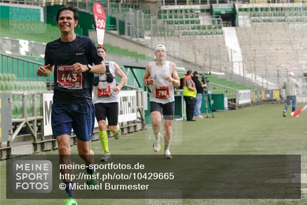 13.09.2026 - 21. swb-Marathon Bremen Michael Burmester http://msf.ph/oto/10429665 13.09.2026 12:12:18 Laufen im Stadion 317, 443, 614, 796, 1651, 692 meine-sportfotos.de