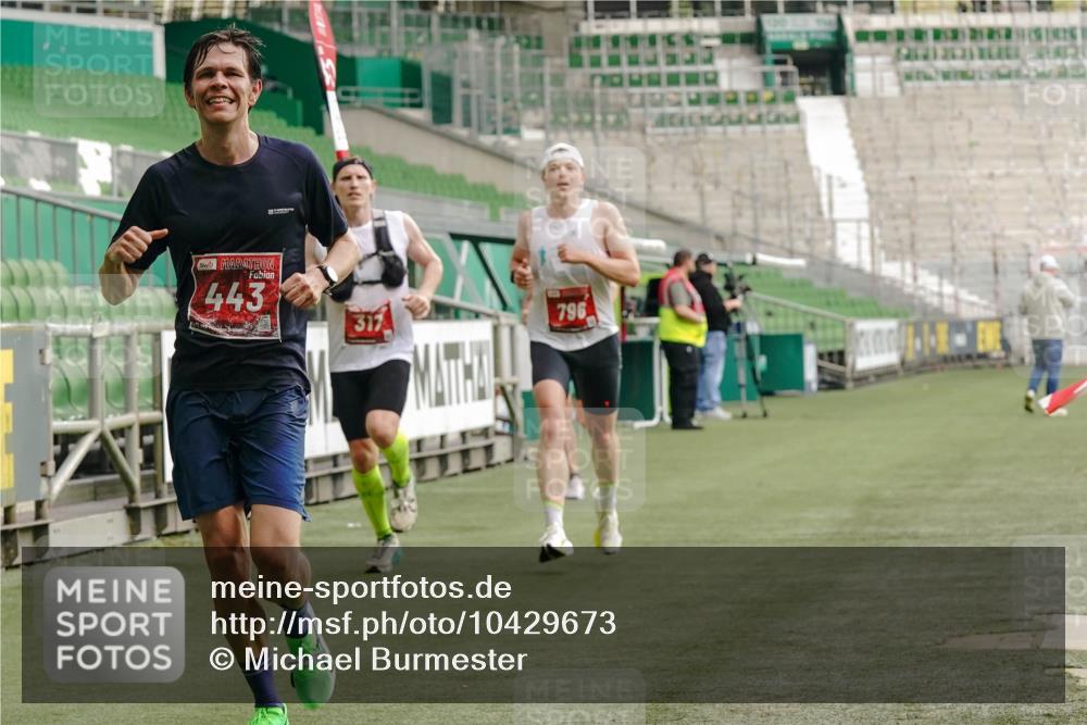 13.09.2026 - 21. swb-Marathon Bremen Michael Burmester http://msf.ph/oto/10429673 13.09.2026 12:12:18 Laufen im Stadion 317, 443, 614, 796, 1651, 692 meine-sportfotos.de