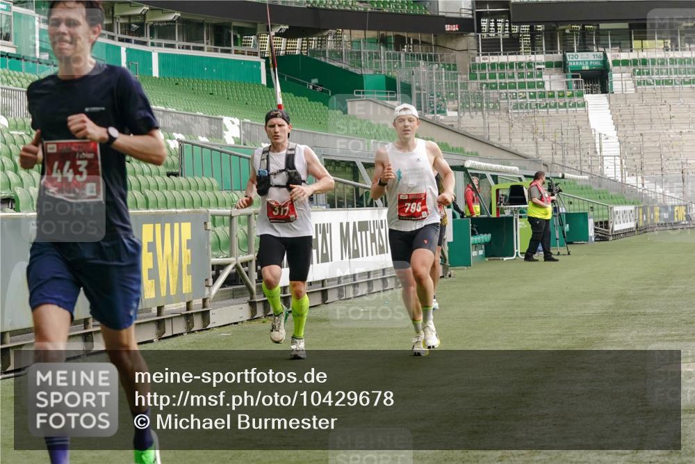 13.09.2026 - 21. swb-Marathon Bremen Michael Burmester http://msf.ph/oto/10429678 13.09.2026 12:12:19 Laufen im Stadion 317, 443, 614, 796, 1651, 692 meine-sportfotos.de