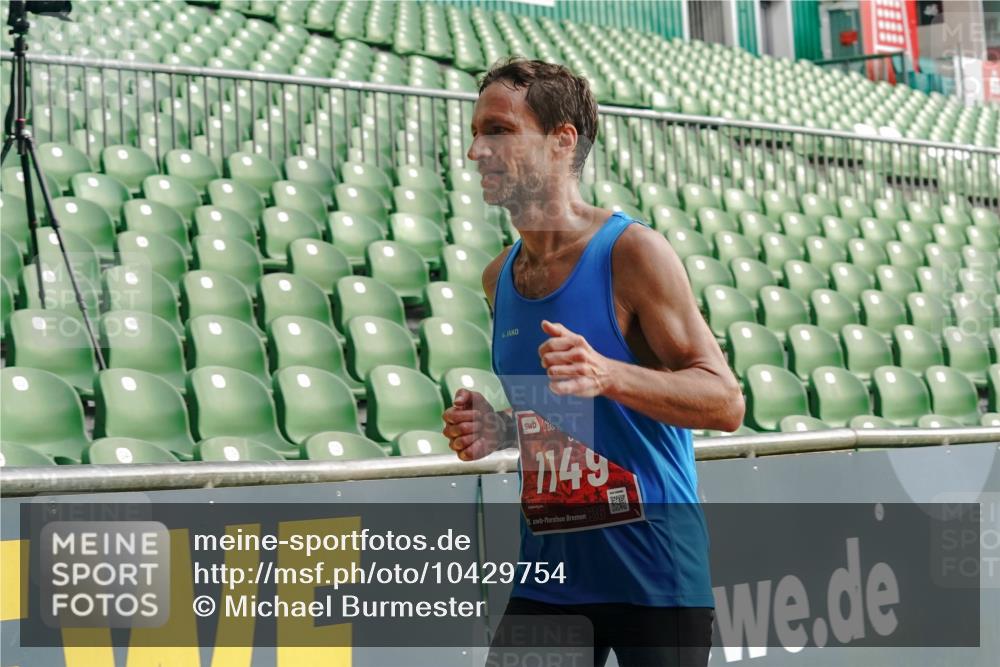 13.09.2026 - 21. swb-Marathon Bremen Michael Burmester http://msf.ph/oto/10429754 13.09.2026 12:12:58 Laufen im Stadion 317, 443, 614, 796, 1149, 692 meine-sportfotos.de