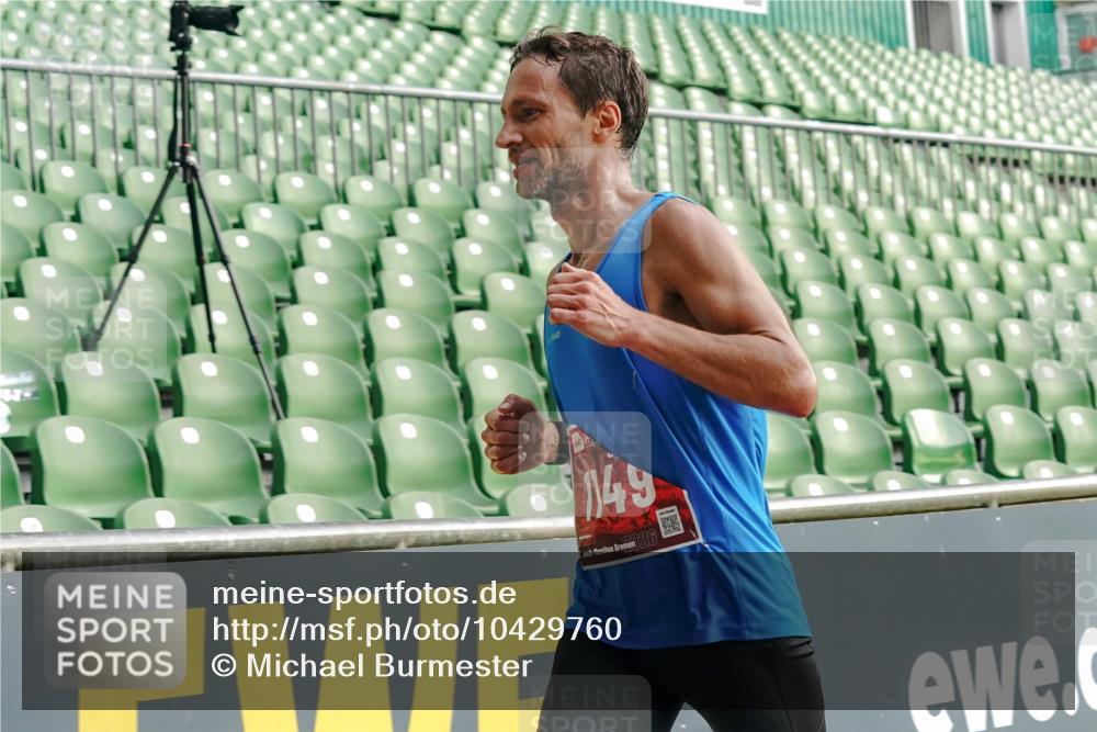 13.09.2026 - 21. swb-Marathon Bremen Michael Burmester http://msf.ph/oto/10429760 13.09.2026 12:12:58 Laufen im Stadion 317, 443, 614, 796, 1149, 692 meine-sportfotos.de