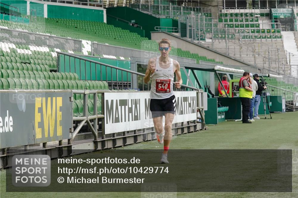 13.09.2026 - 21. swb-Marathon Bremen Michael Burmester http://msf.ph/oto/10429774 13.09.2026 12:13:40 Laufen im Stadion 245, 317, 443, 540, 796, 822, 1149, 692, 1046, 1651, 1671, 2054 meine-sportfotos.de