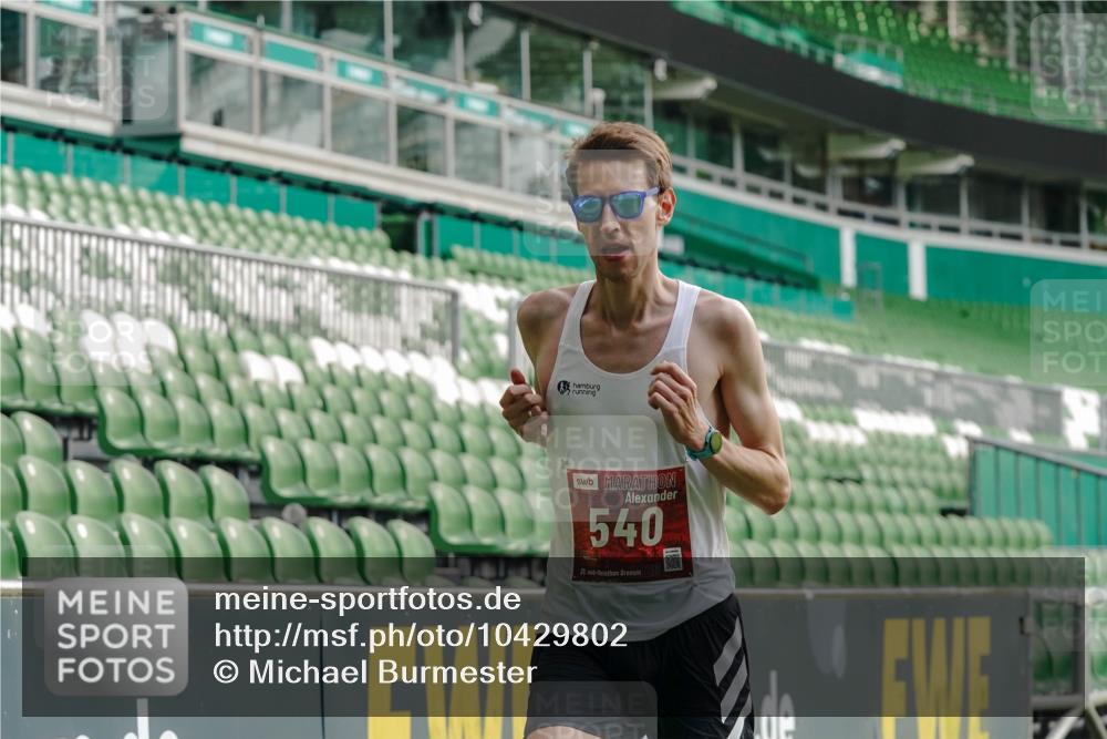 13.09.2026 - 21. swb-Marathon Bremen Michael Burmester http://msf.ph/oto/10429802 13.09.2026 12:13:43 Laufen im Stadion 245, 317, 443, 540, 796, 822, 1149, 692, 1046, 1651, 1671, 2054 meine-sportfotos.de