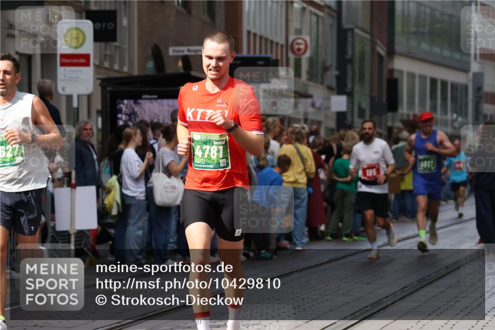 13.09.2026 - 21. swb-Marathon Bremen Strokosch-Dieckow http://msf.ph/oto/10429810 13.09.2026 13:09:43 Ziel 538, 567, 623, 957, 1723, 1975, 2020, 4781, 5627, 8835, 9277, 9804, 9817, 195, 1034, 2750, 4473, 4782, 5111, 6652, 9241, 9789 meine-sportfotos.de