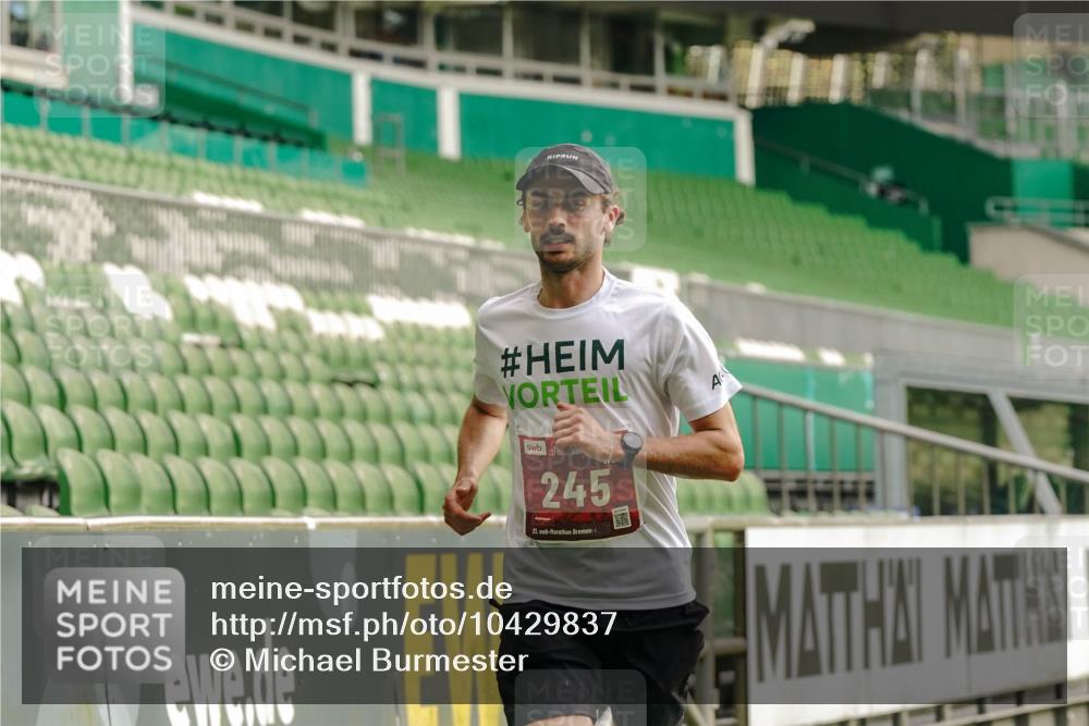 13.09.2026 - 21. swb-Marathon Bremen Michael Burmester http://msf.ph/oto/10429837 13.09.2026 12:14:08 Laufen im Stadion 245, 317, 540, 822, 1149, 1046, 1651, 1671, 2054 meine-sportfotos.de