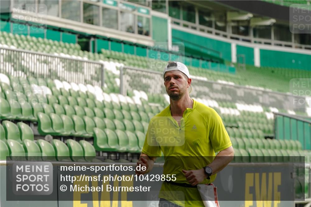 13.09.2026 - 21. swb-Marathon Bremen Michael Burmester http://msf.ph/oto/10429855 13.09.2026 12:14:12 Laufen im Stadion 245, 540, 822, 1149, 1046, 1651, 1671, 2054 meine-sportfotos.de