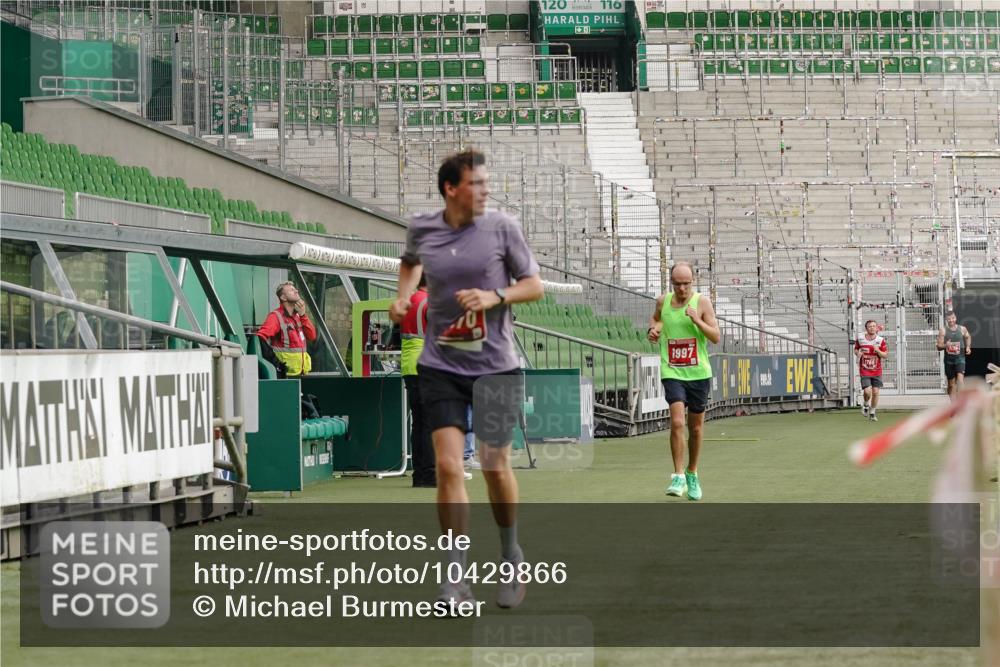 13.09.2026 - 21. swb-Marathon Bremen Michael Burmester http://msf.ph/oto/10429866 13.09.2026 12:14:51 Laufen im Stadion 245, 540, 822, 1670, 1766, 1997, 614, 1046, 1651, 1671, 2054 meine-sportfotos.de