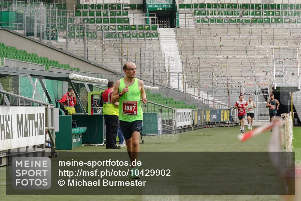 13.09.2026 - 21. swb-Marathon Bremen Michael Burmester http://msf.ph/oto/10429902 13.09.2026 12:14:56 Laufen im Stadion 245, 540, 822, 1028, 1670, 1766, 1997, 614, 1046, 1651, 1671, 2054 meine-sportfotos.de
