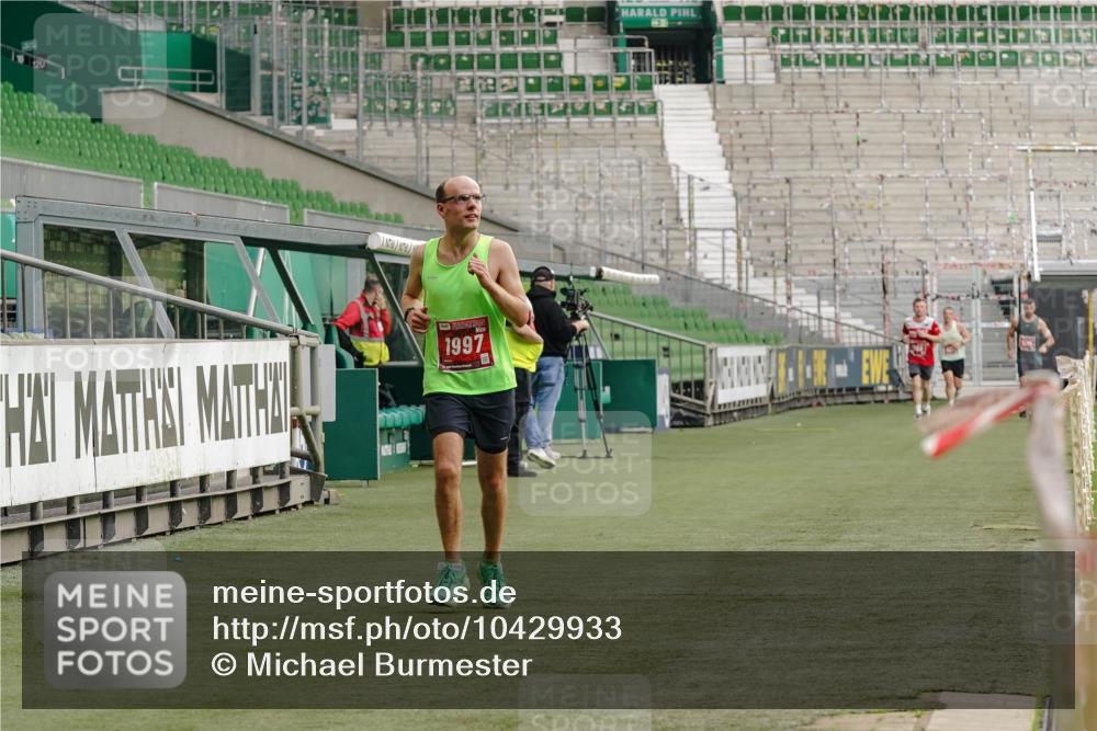 13.09.2026 - 21. swb-Marathon Bremen Michael Burmester http://msf.ph/oto/10429933 13.09.2026 12:14:56 Laufen im Stadion 245, 540, 822, 1028, 1670, 1766, 1997, 614, 1046, 1651, 1671, 2054 meine-sportfotos.de