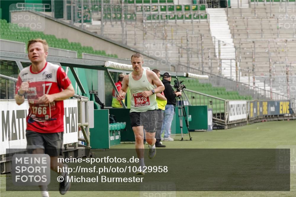 13.09.2026 - 21. swb-Marathon Bremen Michael Burmester http://msf.ph/oto/10429958 13.09.2026 12:15:17 Laufen im Stadion 245, 540, 822, 1028, 1670, 1766, 1997, 443, 614, 796, 1651 meine-sportfotos.de