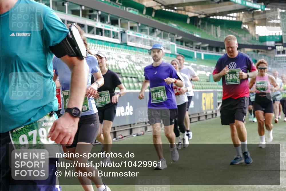 13.09.2026 - 21. swb-Marathon Bremen Michael Burmester http://msf.ph/oto/10429961 13.09.2026 13:27:30 Laufen im Stadion 111, 186, 202, 357, 364, 390, 478, 597, 726, 829, 833, 888, 925, 1077, 1220, 1412, 1473, 1496, 1608, 1700, 1769, 1958, 1961, 1984, 2236, 2273, 2309, 2388, 2404, 2428, 2502, 2507, 2508, 2542, 2558, 2576, 2582, 2592, 2656, 2725, 2748, 2817, 2875, 2876, 2923, 2965, 2970, 3045, 3047, 3050, 3073, 3084, 3184, 3219, 3359, 3433, 3540, 3589, 3592, 3629, 3756, 3885, 3907, 3978, 4238, 4457, 4660 meine-sportfotos.de