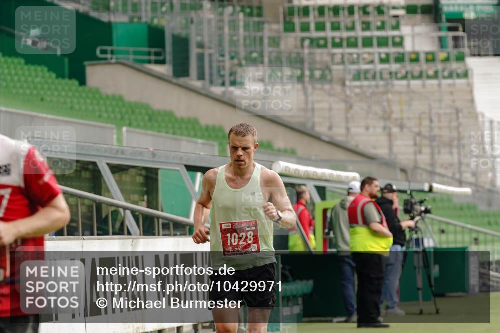 13.09.2026 - 21. swb-Marathon Bremen Michael Burmester http://msf.ph/oto/10429971 13.09.2026 12:15:19 Laufen im Stadion 245, 540, 822, 1028, 1670, 1766, 1997, 317, 443, 614, 796, 1651 meine-sportfotos.de
