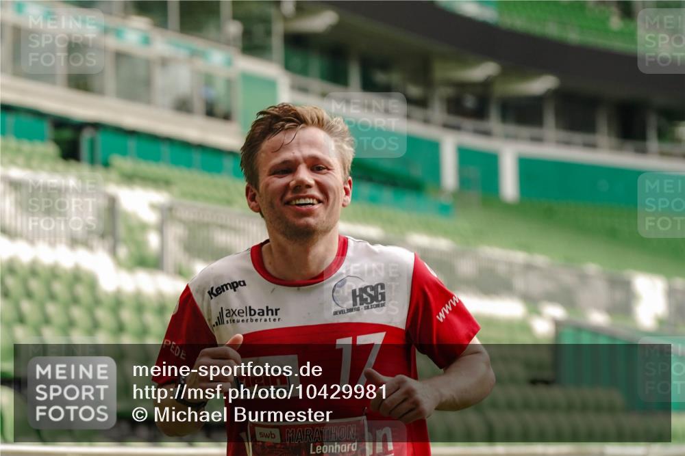 13.09.2026 - 21. swb-Marathon Bremen Michael Burmester http://msf.ph/oto/10429981 13.09.2026 12:15:21 Laufen im Stadion 245, 540, 822, 1028, 1670, 1766, 1997, 317, 443, 614, 796, 1651 meine-sportfotos.de