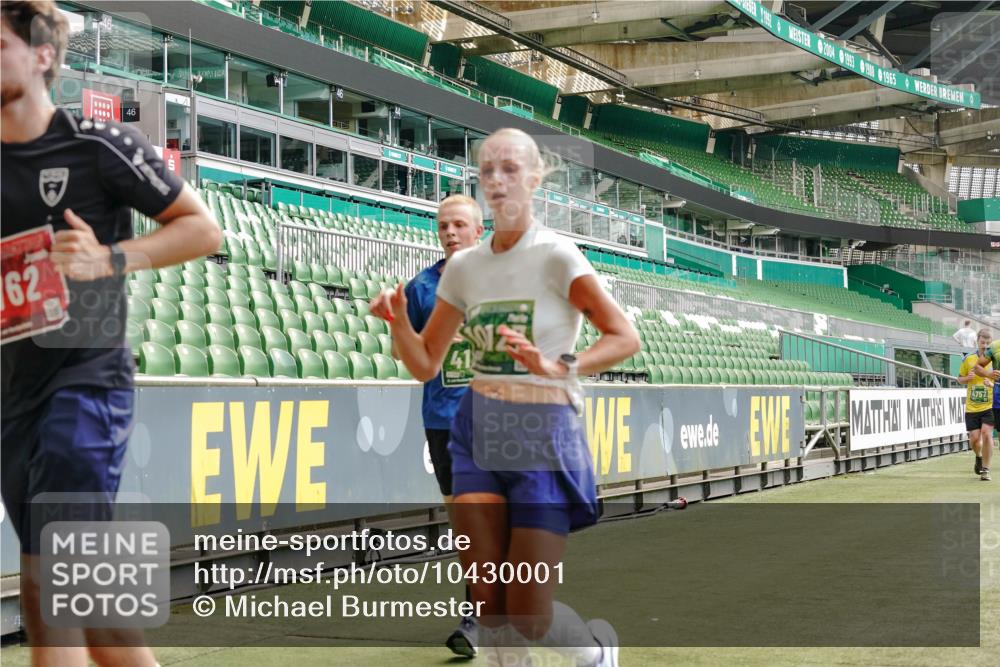 13.09.2026 - 21. swb-Marathon Bremen Michael Burmester http://msf.ph/oto/10430001 13.09.2026 13:03:35 Laufen im Stadion 209, 210, 488, 534, 596, 722, 725, 762, 881, 936, 940, 1014, 1250, 1343, 1458, 1460, 1479, 1611, 1649, 1653, 1771, 2223, 2276, 2345, 2364, 2369, 2378, 2421, 2434, 2513, 2625, 2666, 2668, 2779, 2851, 2891, 2900, 2934, 2977, 3028, 3114, 3135, 3163, 3164, 3258, 3360, 3402, 3425, 3454, 3460, 3496, 3510, 3521, 3576, 3579, 3585, 3597, 3603, 3618, 3721, 3796, 3846, 3852, 3859, 3893, 3938, 3970, 3983, 4000, 4077, 4133, 4506, 4558, 242 meine-sportfotos.de