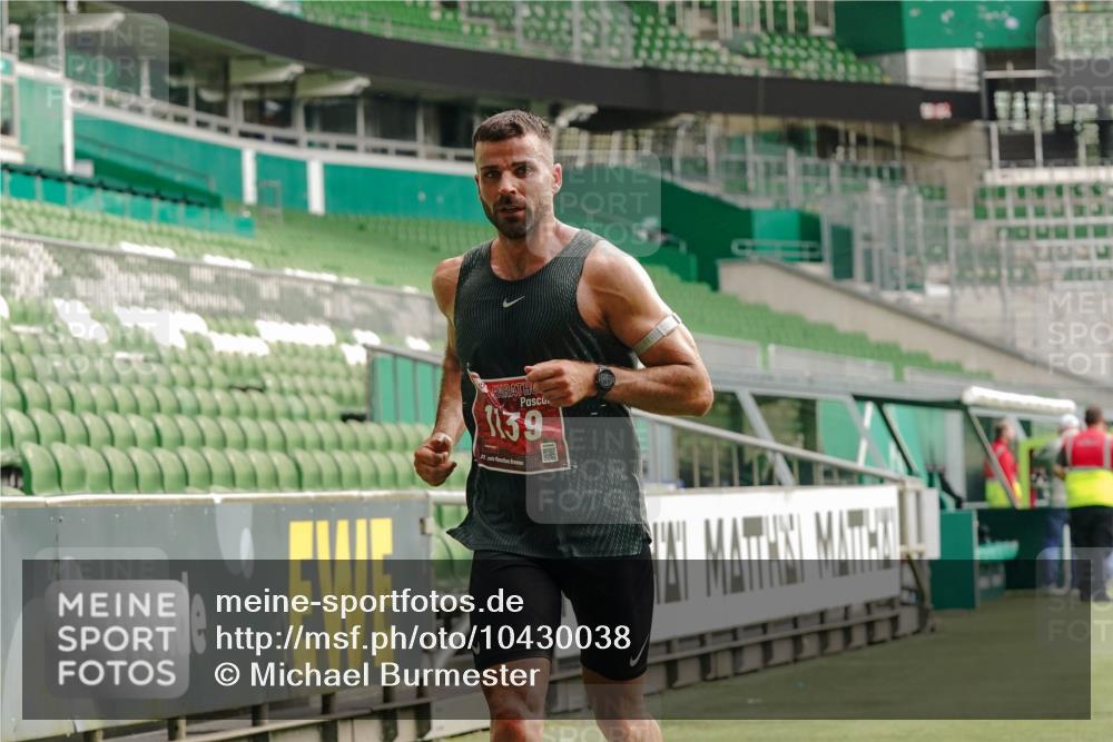 13.09.2026 - 21. swb-Marathon Bremen Michael Burmester http://msf.ph/oto/10430038 13.09.2026 12:15:31 Laufen im Stadion 245, 822, 1028, 1670, 1766, 1997, 317, 443, 614, 796, 1651 meine-sportfotos.de