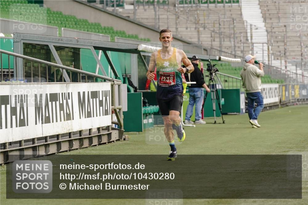 13.09.2026 - 21. swb-Marathon Bremen Michael Burmester http://msf.ph/oto/10430280 13.09.2026 12:18:19 Laufen im Stadion 513, 917, 1154, 1238, 245, 540, 822, 1028, 1670, 1766, 1997 meine-sportfotos.de