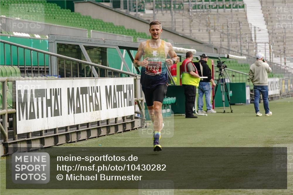 13.09.2026 - 21. swb-Marathon Bremen Michael Burmester http://msf.ph/oto/10430282 13.09.2026 12:18:20 Laufen im Stadion 513, 917, 1154, 1238, 245, 540, 822, 1028, 1670, 1766, 1997 meine-sportfotos.de