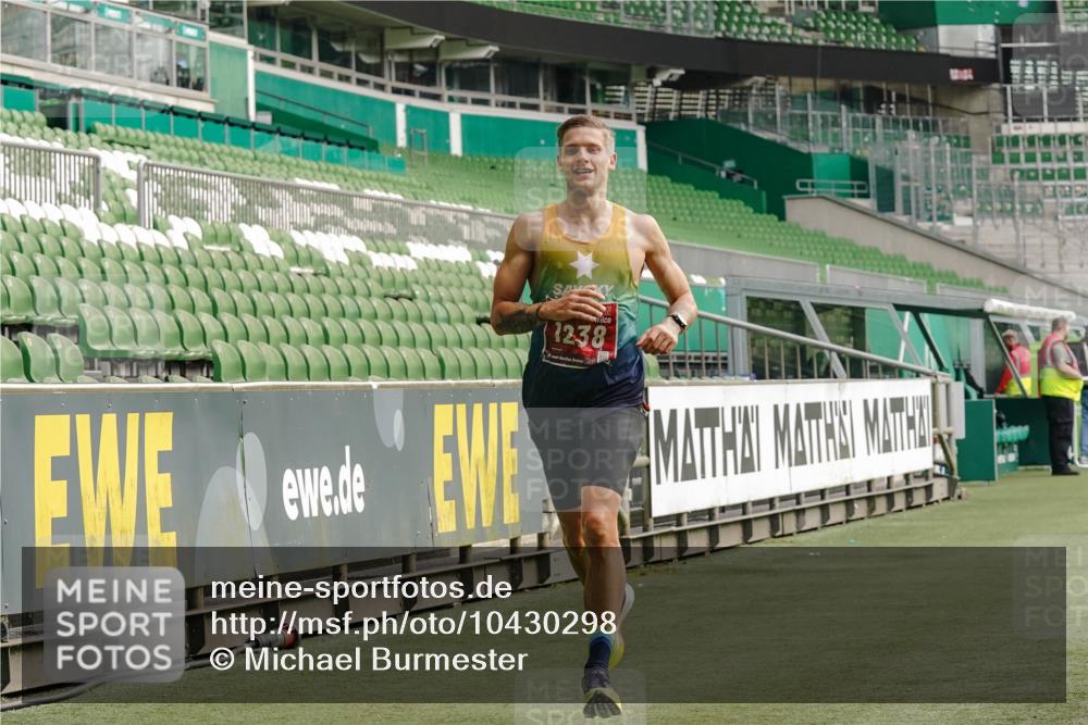 13.09.2026 - 21. swb-Marathon Bremen Michael Burmester http://msf.ph/oto/10430298 13.09.2026 12:18:23 Laufen im Stadion 513, 917, 1154, 1238, 245, 540, 822, 1028, 1670, 1766, 1997 meine-sportfotos.de