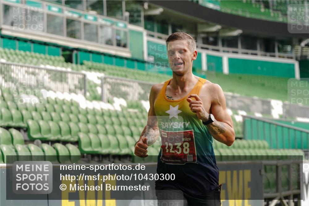 13.09.2026 - 21. swb-Marathon Bremen Michael Burmester http://msf.ph/oto/10430300 13.09.2026 12:18:24 Laufen im Stadion 513, 917, 1154, 1238, 245, 540, 822, 1028, 1670, 1766, 1997 meine-sportfotos.de
