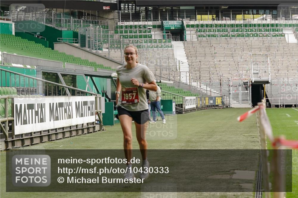 13.09.2026 - 21. swb-Marathon Bremen Michael Burmester http://msf.ph/oto/10430333 13.09.2026 12:20:42 Laufen im Stadion 634, 642, 1957, 513, 917, 1154, 1190, 1192, 1263 meine-sportfotos.de