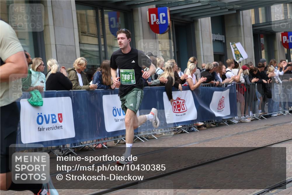 13.09.2026 - 21. swb-Marathon Bremen Strokosch-Dieckow http://msf.ph/oto/10430385 13.09.2026 13:10:20 Ziel 384, 640, 1181, 1277, 1385, 1498, 1554, 2347, 2605, 4727, 5066, 5152, 5155, 5168, 5387, 5620, 5648, 6267, 7115, 7881, 9659, 13248, 538, 604, 623, 957, 2020, 3959, 4781, 5532, 5627, 8033, 8064, 8709, 9817 meine-sportfotos.de