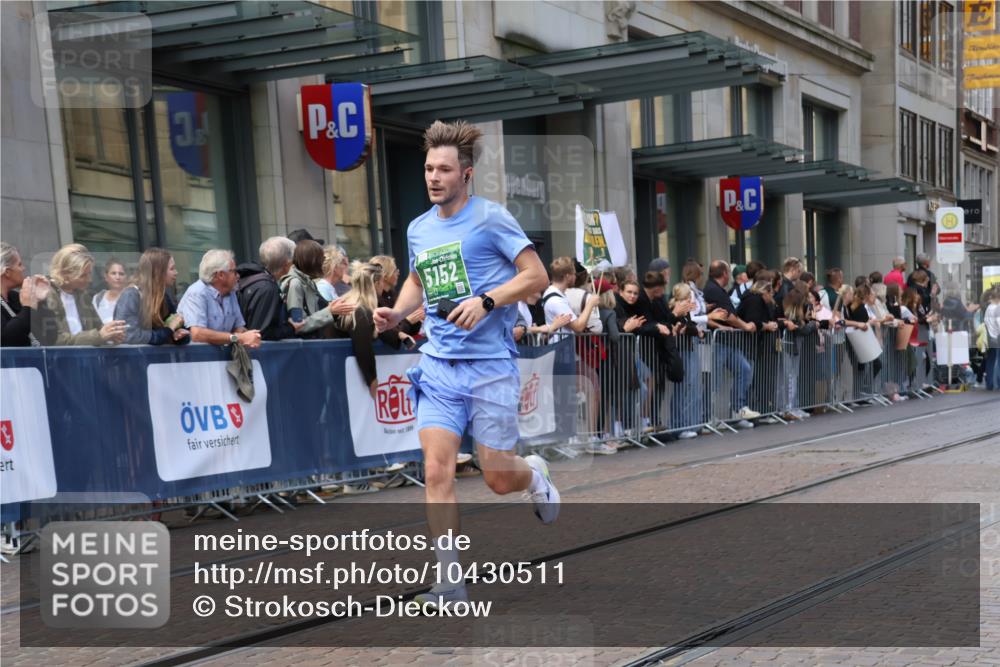 13.09.2026 - 21. swb-Marathon Bremen Strokosch-Dieckow http://msf.ph/oto/10430511 13.09.2026 13:10:26 Ziel 384, 1181, 1385, 1498, 1554, 2347, 2605, 4023, 4475, 4727, 5066, 5152, 5155, 5168, 5314, 5387, 5620, 5648, 6267, 7115, 7136, 7881, 9659, 13248, 604, 640, 957, 1277, 3959, 5532, 7881, 8033, 8064, 8709 meine-sportfotos.de