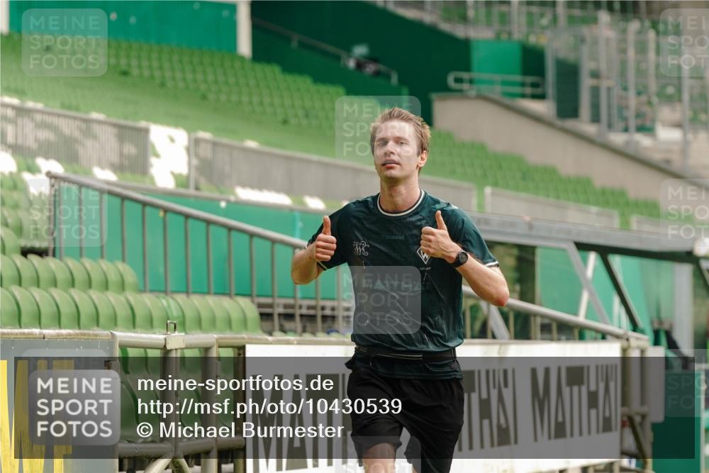 13.09.2026 - 21. swb-Marathon Bremen Michael Burmester http://msf.ph/oto/10430539 13.09.2026 12:23:14 Laufen im Stadion 129, 236, 289, 798, 1483, 1490, 1567, 634, 1238 meine-sportfotos.de
