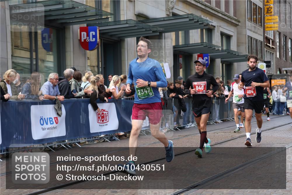 13.09.2026 - 21. swb-Marathon Bremen Strokosch-Dieckow http://msf.ph/oto/10430551 13.09.2026 13:10:30 Ziel 384, 1181, 1385, 1498, 1554, 2021, 2347, 2759, 4023, 4475, 4571, 4727, 5066, 5079, 5152, 5155, 5168, 5314, 5387, 5648, 7115, 7136, 9622, 9659, 13248, 604, 640, 957, 1277, 2605, 3959, 5532, 5620, 6267, 7881, 8033, 8064, 8709 meine-sportfotos.de