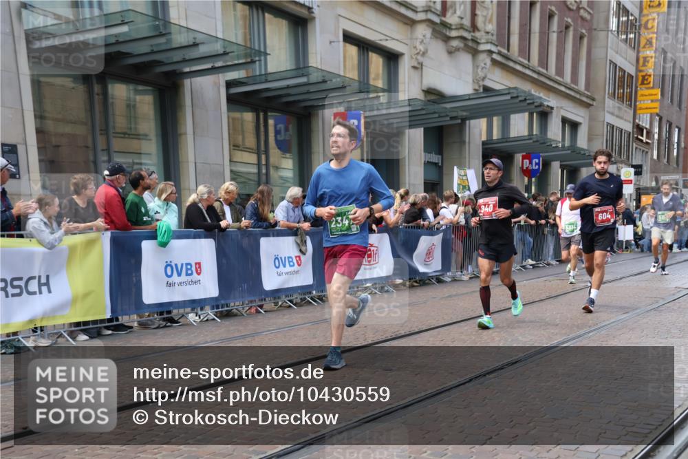 13.09.2026 - 21. swb-Marathon Bremen Strokosch-Dieckow http://msf.ph/oto/10430559 13.09.2026 13:10:30 Ziel 384, 1181, 1385, 1498, 1554, 2021, 2347, 2759, 4023, 4475, 4571, 4727, 5066, 5079, 5152, 5155, 5168, 5314, 5387, 5648, 7115, 7136, 9622, 9659, 13248, 604, 640, 957, 1277, 2605, 3959, 5532, 5620, 6267, 7881, 8033, 8064, 8709 meine-sportfotos.de