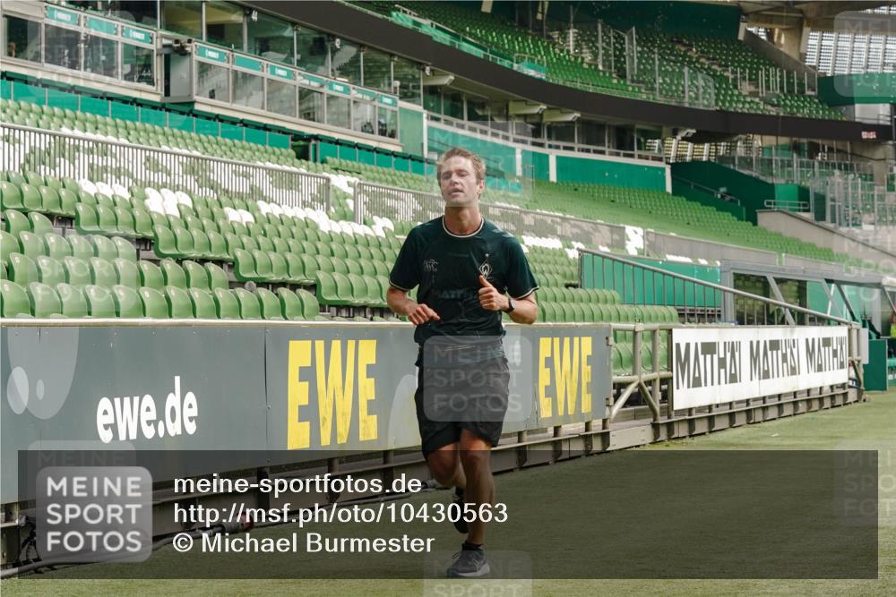 13.09.2026 - 21. swb-Marathon Bremen Michael Burmester http://msf.ph/oto/10430563 13.09.2026 12:23:16 Laufen im Stadion 129, 236, 289, 798, 1483, 1490, 1567, 634, 1238 meine-sportfotos.de