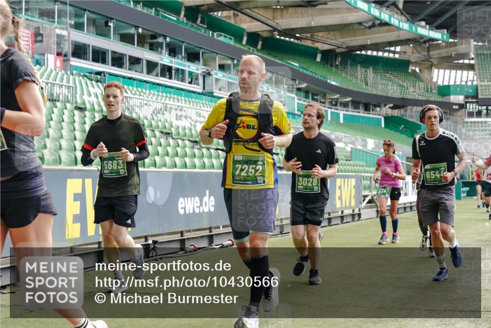 13.09.2026 - 21. swb-Marathon Bremen Michael Burmester http://msf.ph/oto/10430566 13.09.2026 13:03:51 Laufen im Stadion 209, 210, 488, 534, 565, 596, 725, 762, 881, 936, 940, 1014, 1343, 1373, 1456, 1458, 1460, 1479, 1611, 1649, 1653, 1771, 2223, 2276, 2364, 2369, 2421, 2430, 2434, 2452, 2513, 2625, 2779, 2851, 2872, 2891, 2900, 2910, 2934, 2957, 2977, 3028, 3114, 3135, 3217, 3258, 3360, 3402, 3419, 3425, 3454, 3460, 3496, 3510, 3521, 3576, 3579, 3585, 3597, 3618, 3796, 3846, 3852, 3859, 3893, 3909, 3938, 3970, 3983, 4077, 4133, 4558, 242 meine-sportfotos.de