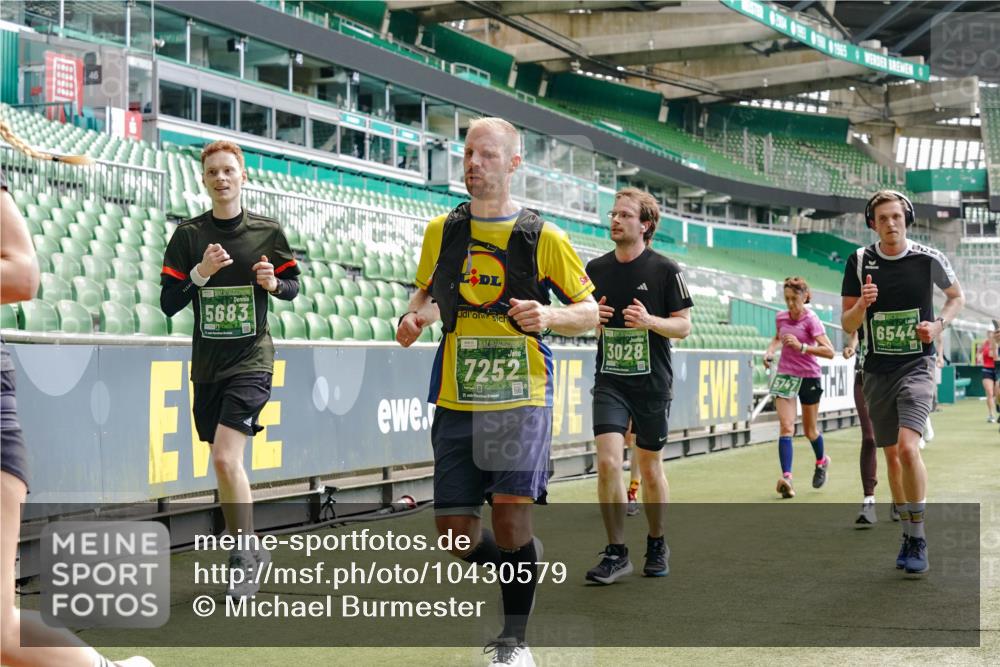 13.09.2026 - 21. swb-Marathon Bremen Michael Burmester http://msf.ph/oto/10430579 13.09.2026 13:03:51 Laufen im Stadion 209, 210, 488, 534, 565, 596, 725, 762, 881, 936, 940, 1014, 1343, 1373, 1456, 1458, 1460, 1479, 1611, 1649, 1653, 1771, 2223, 2276, 2364, 2369, 2421, 2430, 2434, 2452, 2513, 2625, 2779, 2851, 2872, 2891, 2900, 2910, 2934, 2957, 2977, 3028, 3114, 3135, 3217, 3258, 3360, 3402, 3419, 3425, 3454, 3460, 3496, 3510, 3521, 3576, 3579, 3585, 3597, 3618, 3796, 3846, 3852, 3859, 3893, 3909, 3938, 3970, 3983, 4077, 4133, 4558, 242 meine-sportfotos.de