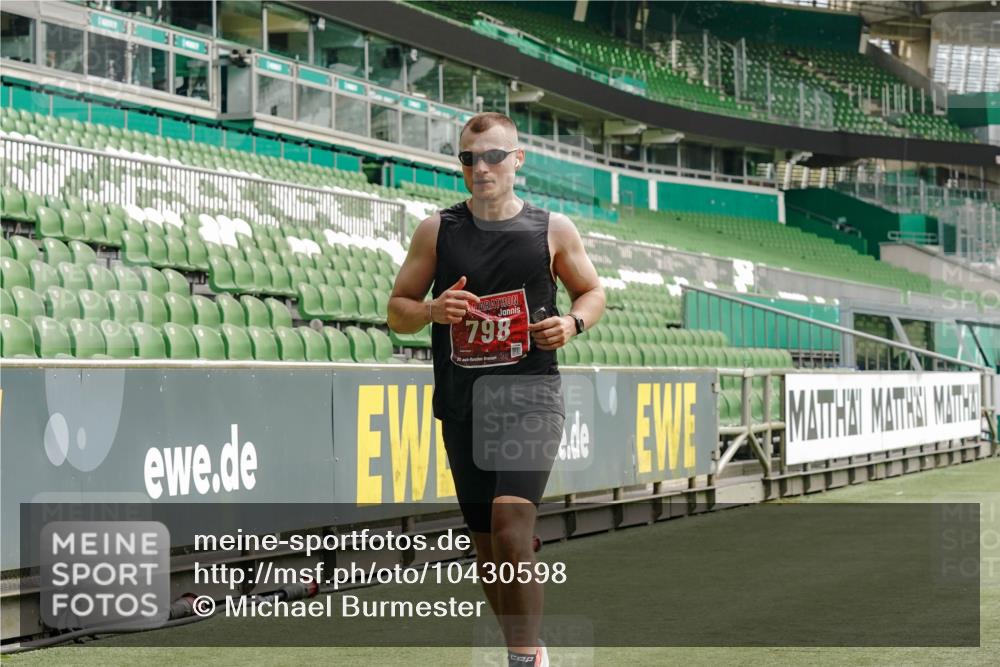13.09.2026 - 21. swb-Marathon Bremen Michael Burmester http://msf.ph/oto/10430598 13.09.2026 12:23:26 Laufen im Stadion 129, 149, 236, 289, 798, 1483, 1490, 1567, 634 meine-sportfotos.de