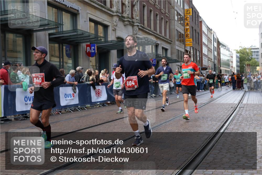 13.09.2026 - 21. swb-Marathon Bremen Strokosch-Dieckow http://msf.ph/oto/10430601 13.09.2026 13:10:32 Ziel 384, 697, 1181, 1385, 1498, 1554, 2021, 2347, 2759, 4023, 4475, 4571, 4727, 5066, 5079, 5152, 5155, 5168, 5314, 5387, 5648, 6657, 7115, 7136, 9622, 9659, 13248, 604, 640, 957, 1181, 1277, 2605, 3959, 4727, 5532, 5620, 6267, 7881, 8033, 8064, 8709 meine-sportfotos.de