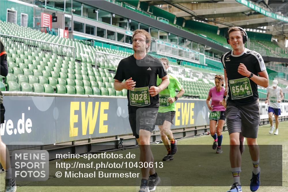 13.09.2026 - 21. swb-Marathon Bremen Michael Burmester http://msf.ph/oto/10430613 13.09.2026 13:03:52 Laufen im Stadion 209, 210, 488, 534, 565, 596, 725, 762, 881, 940, 1014, 1343, 1373, 1456, 1458, 1460, 1479, 1611, 1649, 1653, 1771, 2223, 2276, 2364, 2369, 2421, 2430, 2434, 2452, 2513, 2625, 2779, 2851, 2872, 2891, 2900, 2910, 2934, 2957, 2977, 3028, 3114, 3135, 3217, 3258, 3360, 3402, 3419, 3425, 3454, 3460, 3496, 3510, 3521, 3576, 3579, 3585, 3597, 3618, 3796, 3846, 3859, 3893, 3909, 3938, 3970, 3983, 4077, 4133, 4558, 242 meine-sportfotos.de