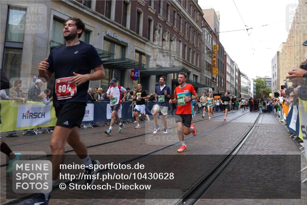 13.09.2026 - 21. swb-Marathon Bremen Strokosch-Dieckow http://msf.ph/oto/10430628 13.09.2026 13:10:33 Ziel 384, 697, 1385, 1498, 1554, 2021, 2347, 2759, 4023, 4475, 4571, 5066, 5079, 5152, 5155, 5168, 5314, 5387, 5648, 6471, 6657, 7115, 7136, 9622, 9659, 13248, 604, 640, 957, 1181, 1277, 1554, 2605, 3959, 4727, 5532, 5620, 6267, 7881, 8033, 8064, 8709 meine-sportfotos.de