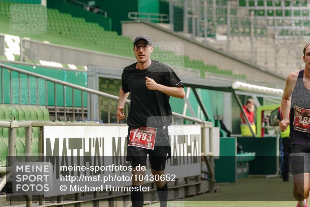 13.09.2026 - 21. swb-Marathon Bremen Michael Burmester http://msf.ph/oto/10430652 13.09.2026 12:23:44 Laufen im Stadion 129, 149, 236, 289, 798, 1483, 1490, 1567, 634, 1957 meine-sportfotos.de
