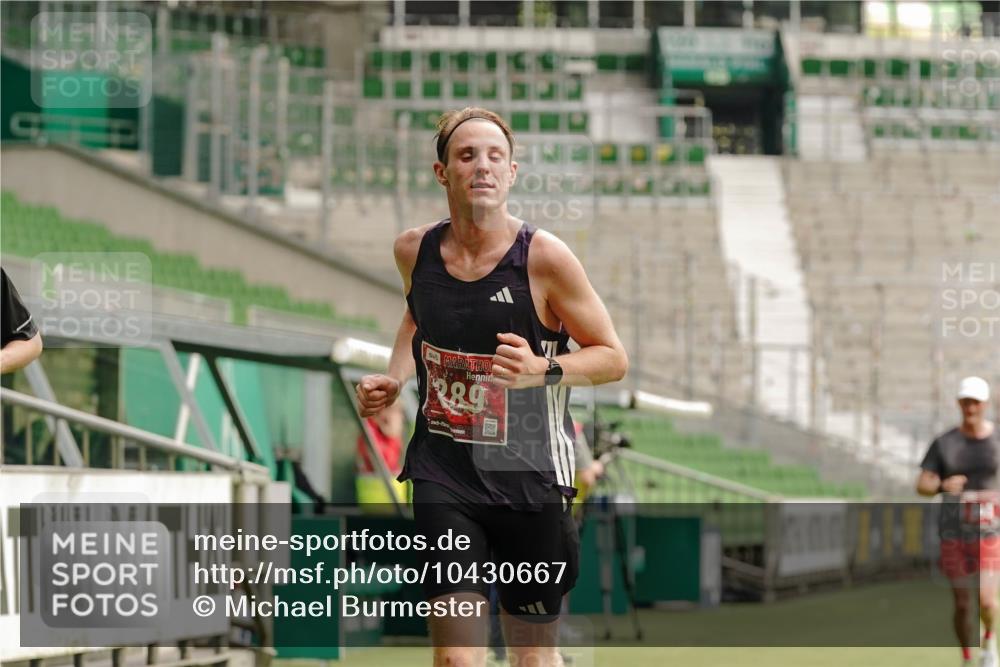 13.09.2026 - 21. swb-Marathon Bremen Michael Burmester http://msf.ph/oto/10430667 13.09.2026 12:23:45 Laufen im Stadion 129, 149, 236, 289, 798, 1483, 1490, 1567, 634, 1957 meine-sportfotos.de