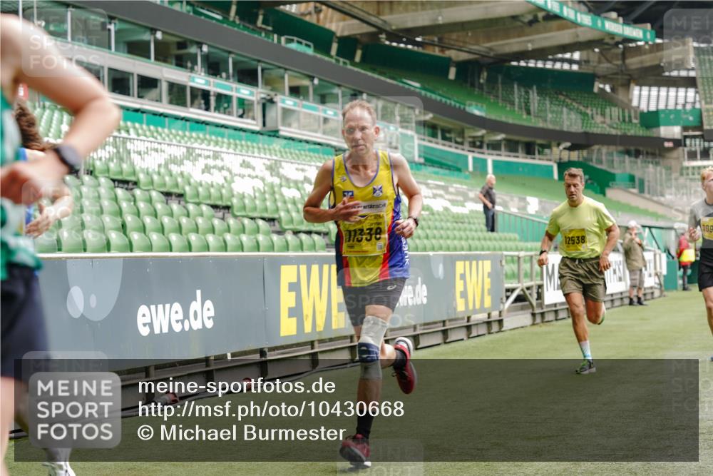 13.09.2026 - 21. swb-Marathon Bremen Michael Burmester http://msf.ph/oto/10430668 13.09.2026 10:21:54 Laufen im Stadion 10244, 10262, 10302, 10441, 10818, 10926, 10961, 11067, 11068, 11083, 11142, 11338, 11454, 11619, 11738, 11854, 11916, 11944, 11964, 12003, 12289, 12324, 12456, 12513, 12520, 12538, 12540, 13507, 13514, 13519, 13535, 13539, 13548, 13551, 13553, 13559, 13568, 13575, 13583, 13584, 13587, 13606, 13608, 13636, 13637, 13641, 10475, 11481, 11652, 12457, 12458, 13504, 13522, 13533, 13534, 13536, 13543, 13554, 13561, 13564 meine-sportfotos.de