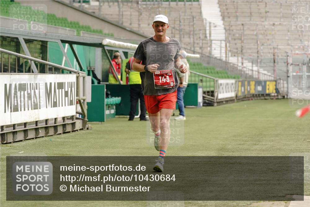 13.09.2026 - 21. swb-Marathon Bremen Michael Burmester http://msf.ph/oto/10430684 13.09.2026 12:23:51 Laufen im Stadion 129, 149, 236, 289, 798, 1483, 1490, 1567, 634, 1957 meine-sportfotos.de