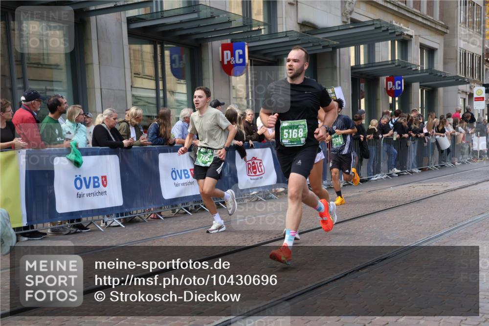 13.09.2026 - 21. swb-Marathon Bremen Strokosch-Dieckow http://msf.ph/oto/10430696 13.09.2026 13:10:36 Ziel 335, 384, 697, 1385, 1498, 2021, 2347, 2759, 4023, 4475, 4571, 5066, 5079, 5155, 5168, 5314, 5387, 6471, 6657, 7115, 7136, 8183, 9410, 9622, 9659, 13248, 604, 640, 1181, 1277, 1554, 2605, 3959, 4727, 5066, 5152, 5532, 5620, 5648, 6267, 7881, 8033, 8064, 8709 meine-sportfotos.de